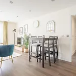 Stylish Apartment 1 Min To Station With Balcony