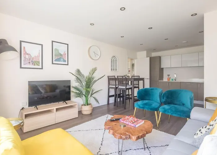 Stylish Apartment 1 Min To Station With Balcony